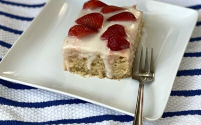 A Summery Lemon-Vanilla Cake with Strawberries