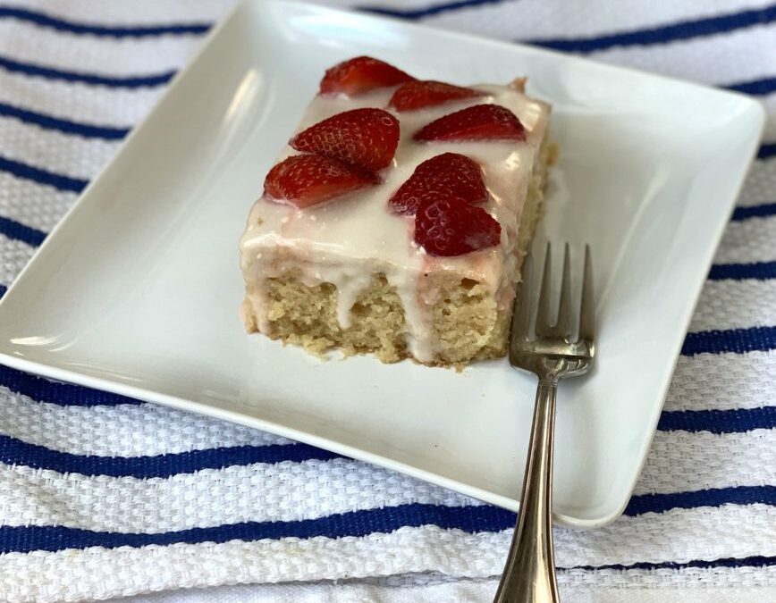 A Summery Lemon-Vanilla Cake with Strawberries